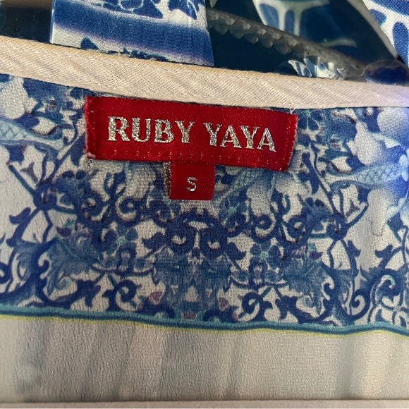 100% Silk dress with beading and a sash. Beautiful dress - formal or casual. - Picture 10 of 10